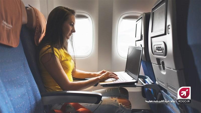 کار با لپ تاپ در هواپیما