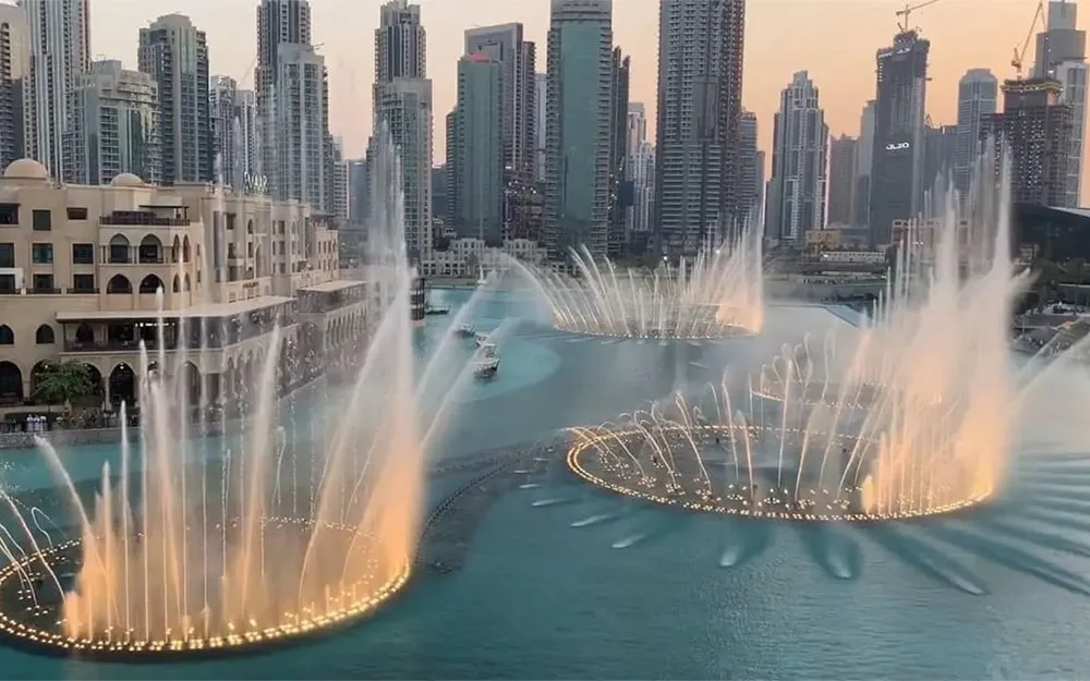 نمایش آبنما در سایه برج خلیفه